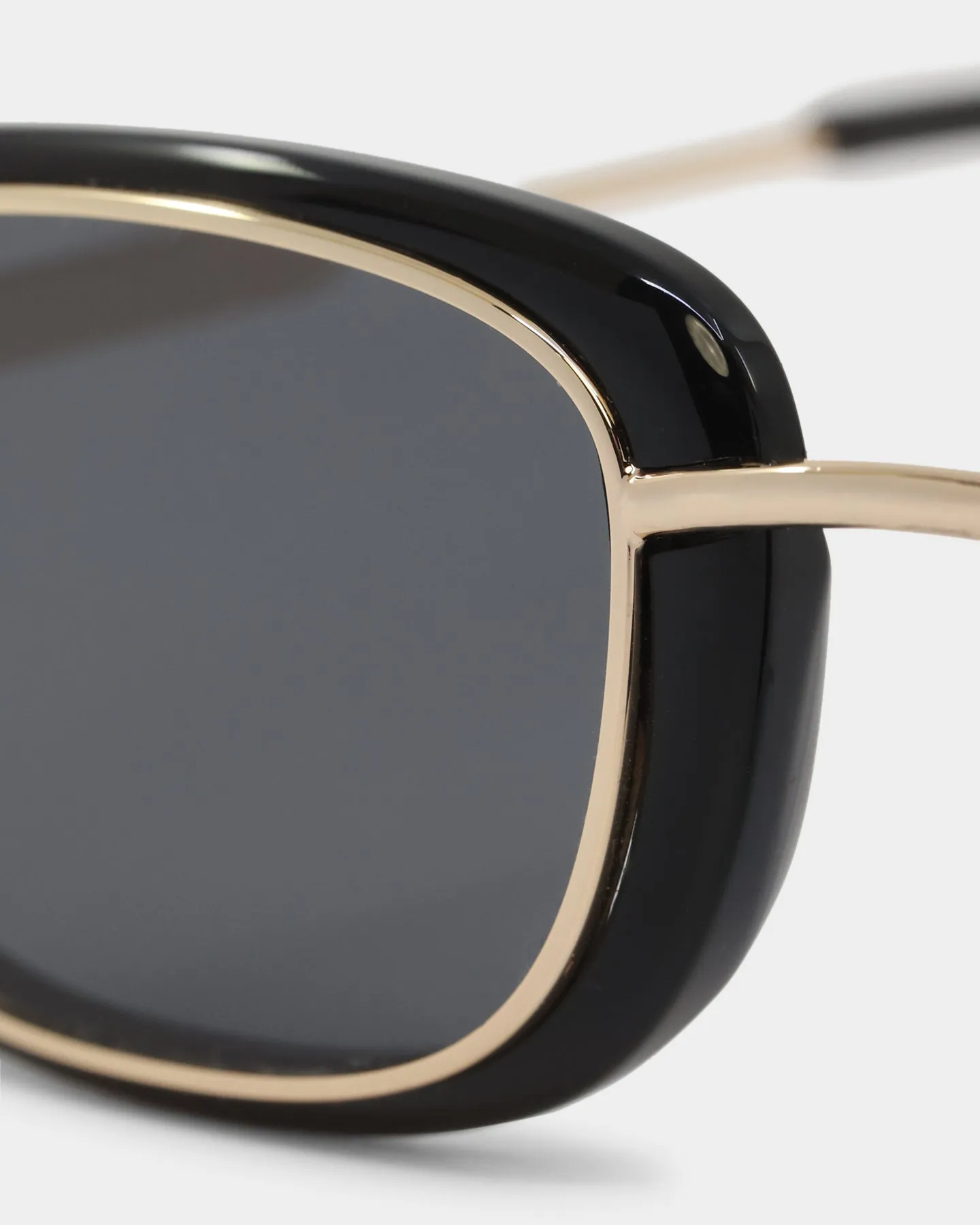 Nuqe Maverick Sunglasses Black/Gold