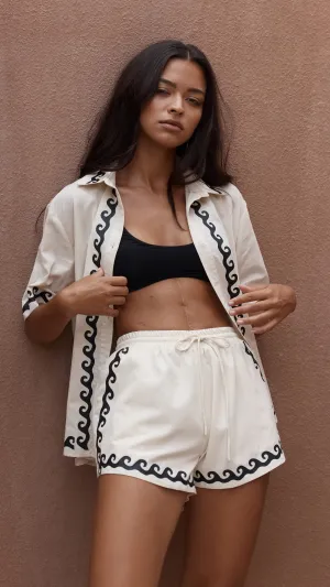 Wavara Short - Sand/Black