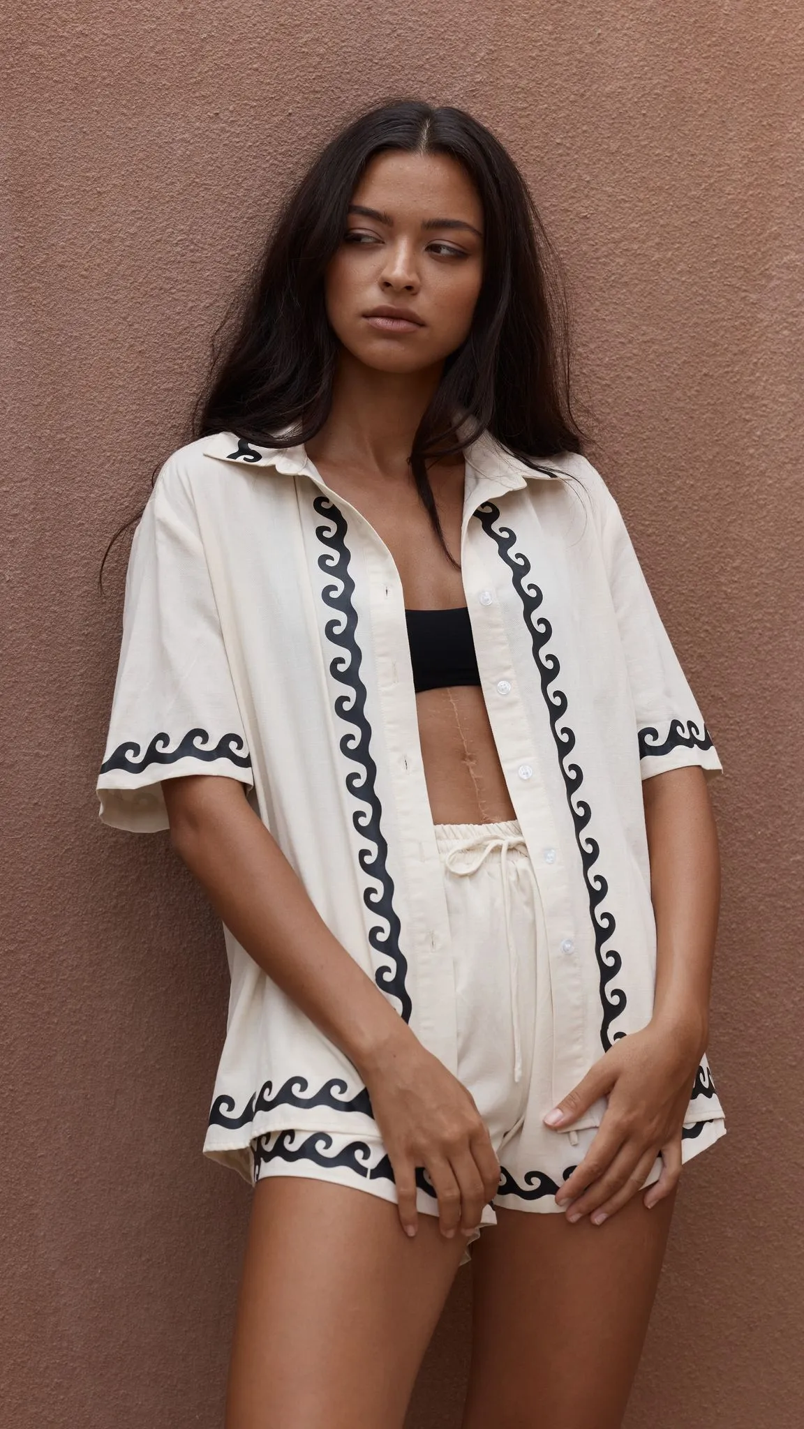 Wavara Short - Sand/Black